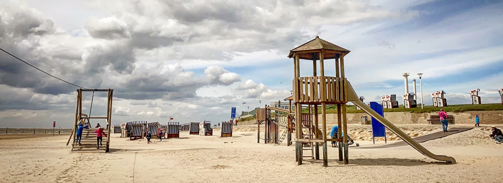 Ein Kinderspielplatz am Strand in Norderney